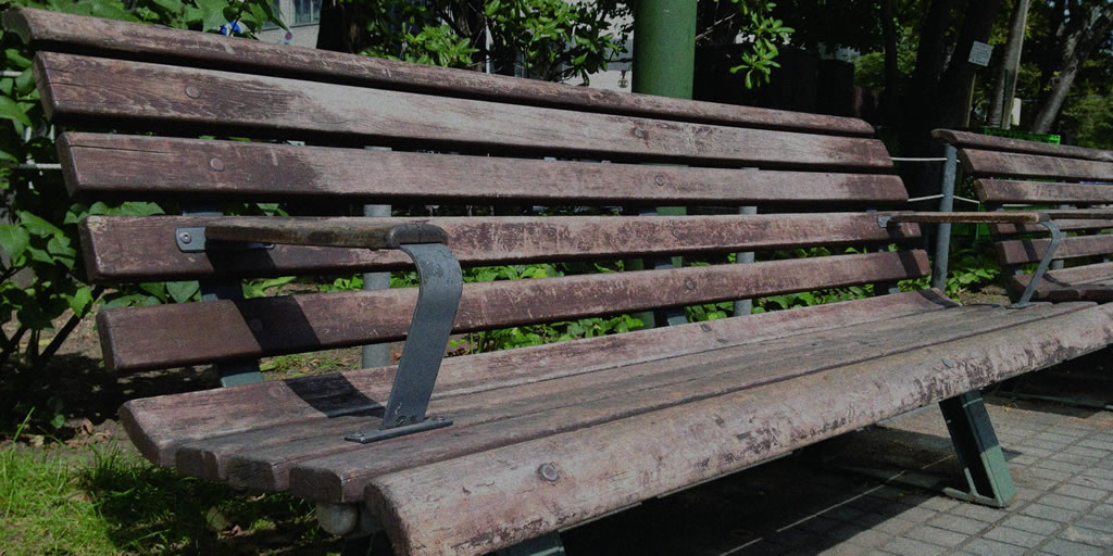 大通公園の肌荒れベンチたちを塗り替えたい！