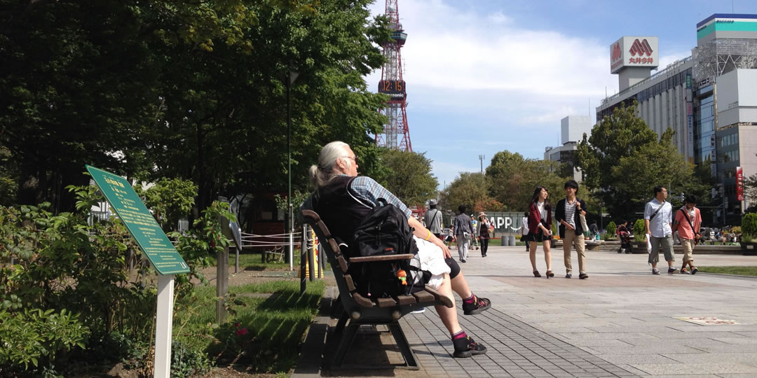 大通公園の肌荒れベンチたちを塗り替えたい！